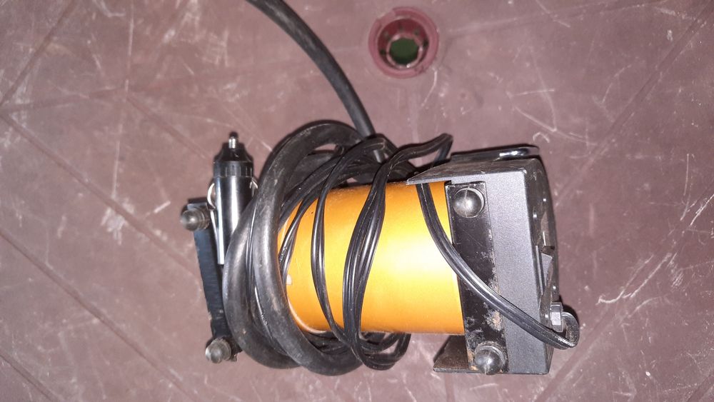 Pompka kompresor samochodowy elektryczny 12V z manometrem