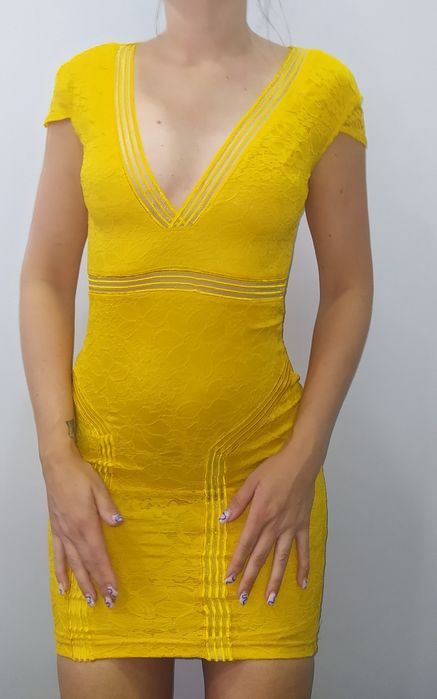 Śliczna sukienka koronkowa