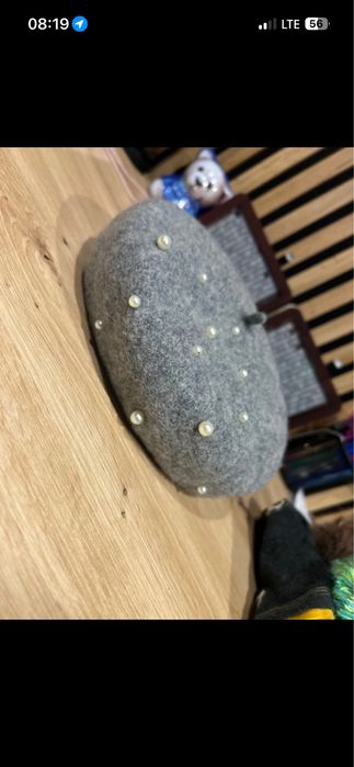 Szary beret z koralami