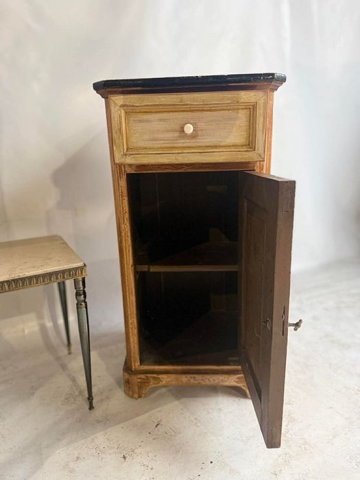 Komoda różne drobiazgi