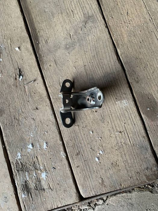 Петля двери левая