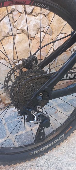 Bicicleta GIANT Reign X2 em bom estado de funcionamento, pronta para andar.