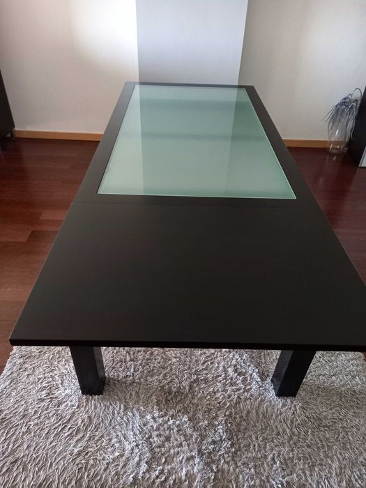 Mesa jantar retangular cor preta lacada e vidro fosco
