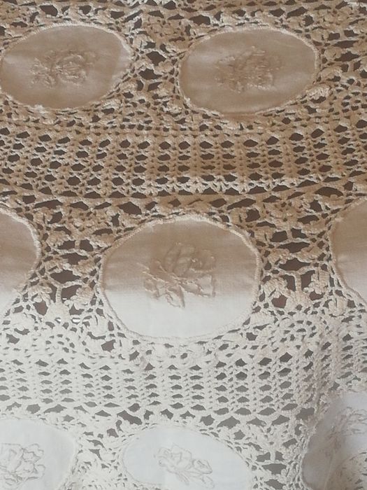 Toalha de renda feita à mão, para mesa redonda. .