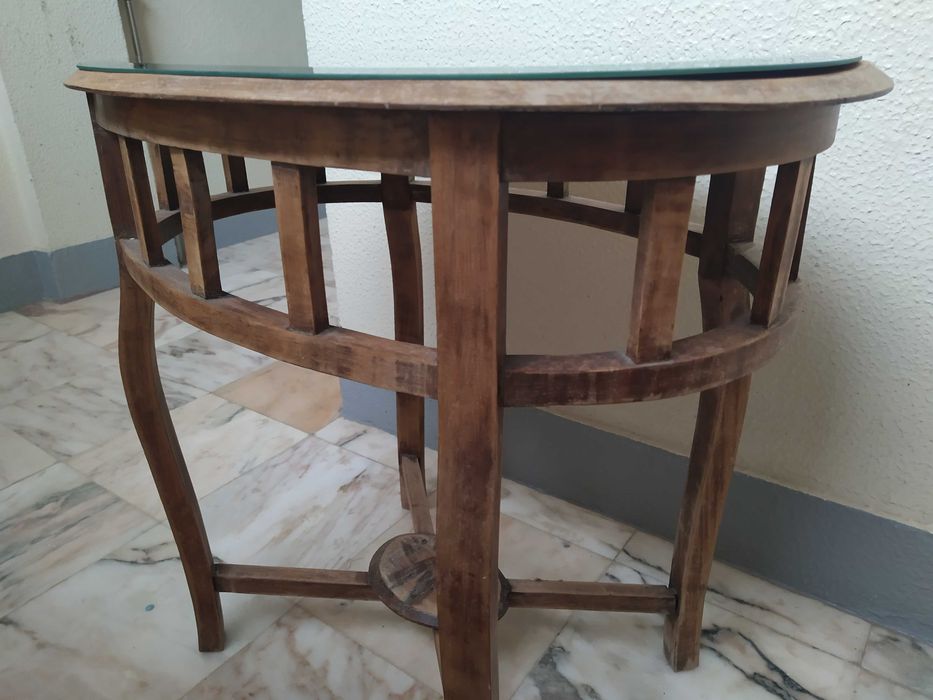 Mesa de apoio em madeira com tampo em espelho