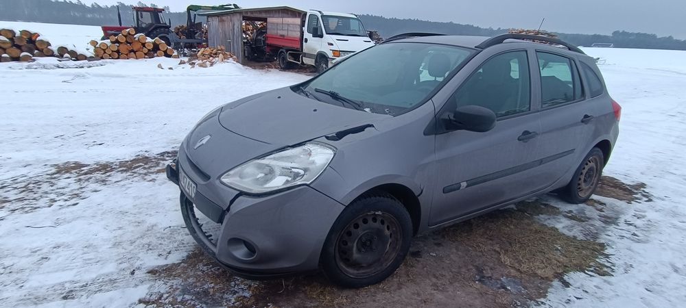 Renault Clio uszkodzone