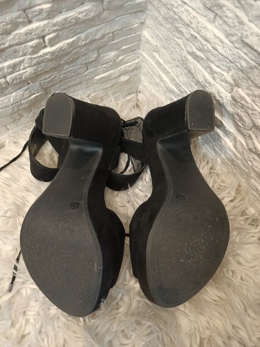 Sandały na obcasie roz40