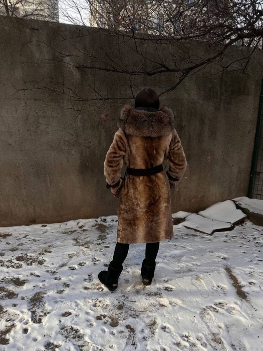 Продається натуральна шуба 
Мутон , чорнобурка 
Стан чудовий , дуже те