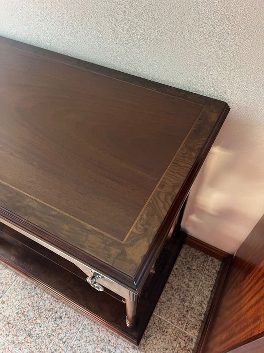 Mesa de apoio em madeira e vidro