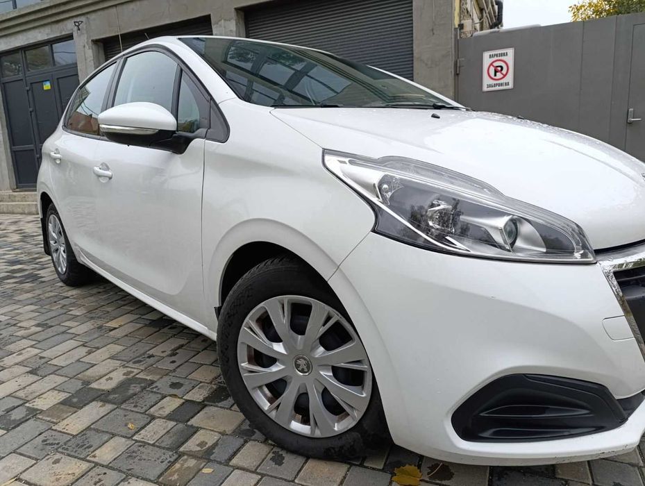 Peugeot 208 2017 року 1.2 л./бензин