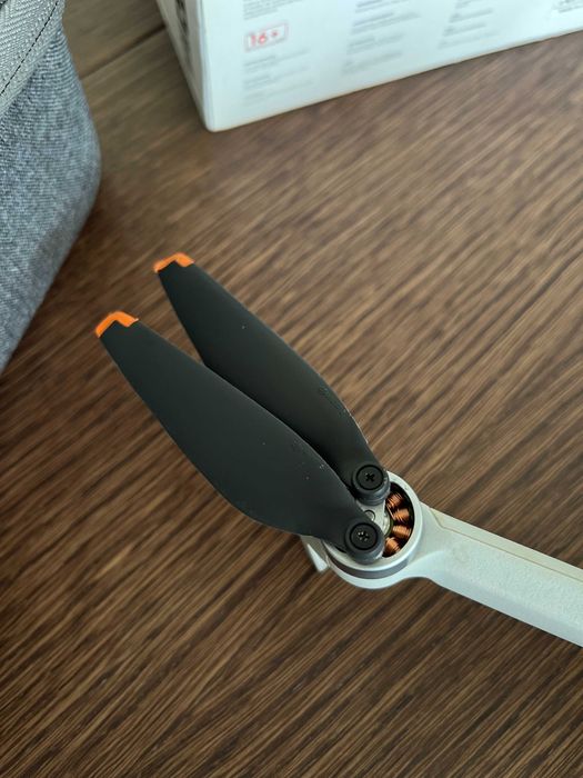 DJI Mini 3 + DJI RC ekran + 2 baterie + etui | pełny komplet
