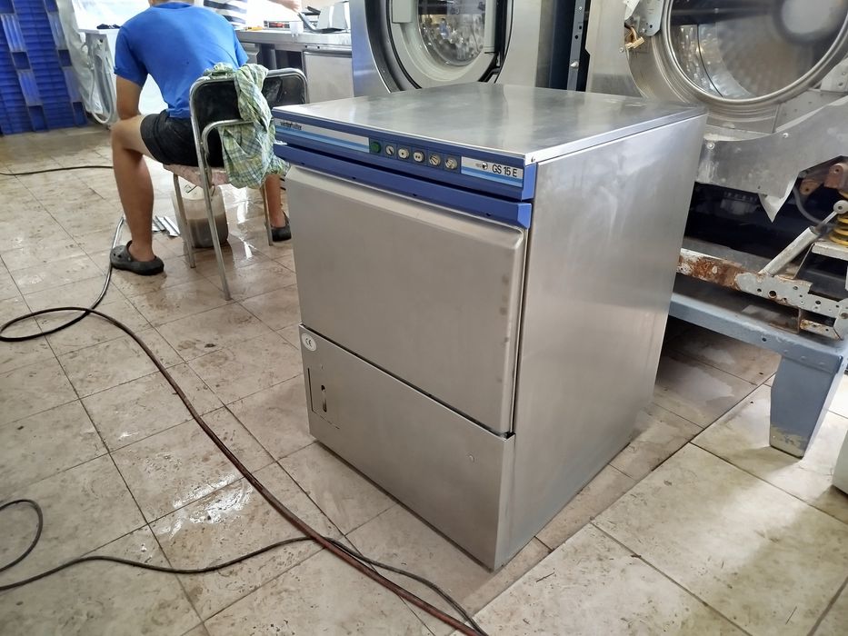 Посудомийна машина Winterhalter GS15e.