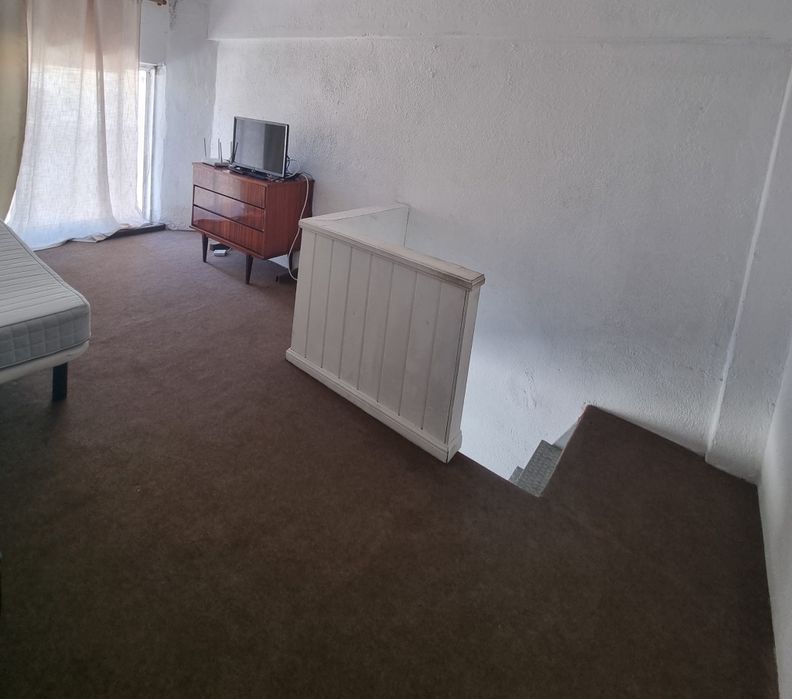 Quarto para solteiro em mezanino com janela para a rua
