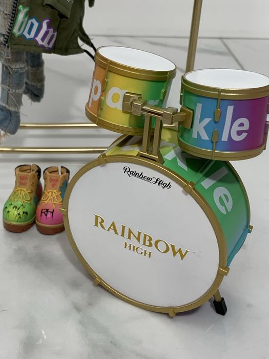 Lalka modowa rainbow high rockstar z perkusja Vanessa Tempo warkoczyki