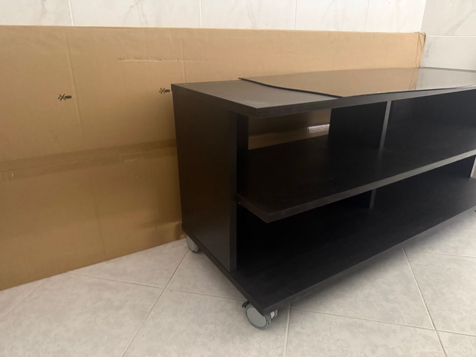 Móvel aparador com rodas