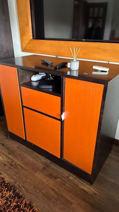 Aparador/ Armario em madeira com acabamento em preto