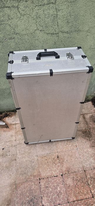 Mala metálica para sistema de som