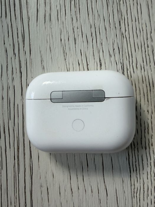 зарядний футляр (кейс) та правий навушник Apple AirPods Pro