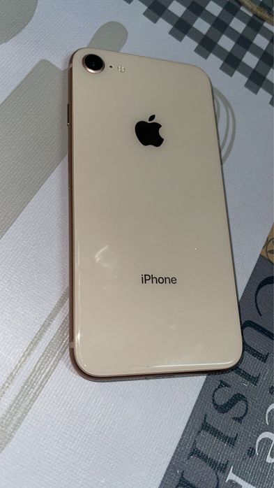 IPhone 8 dourado