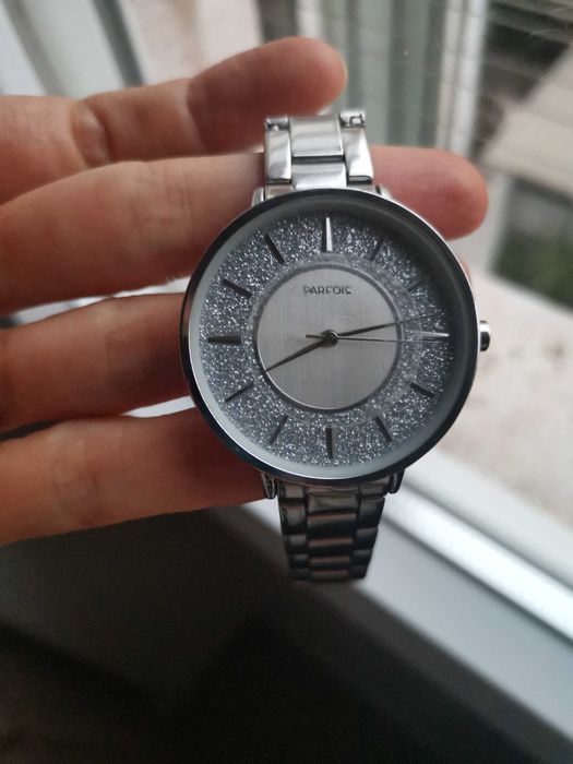 Relógio feminino prateado Parfois (edição modelo Swarovski)