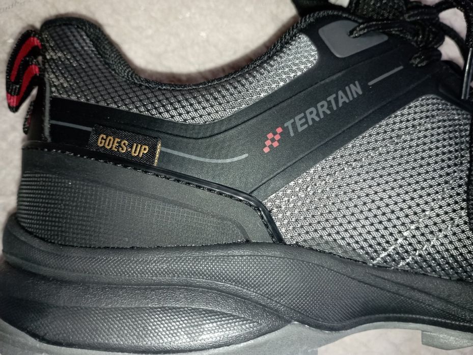 Продам нові кросівки  розмір 44  BAAS ploa