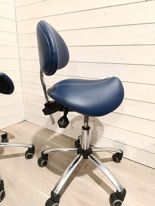 Krzesło,Taboret siodłowy z oparciem regulowany.