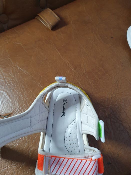 Продам босоніжки для дівчинки 32 роз. в гарному стані,майже нові