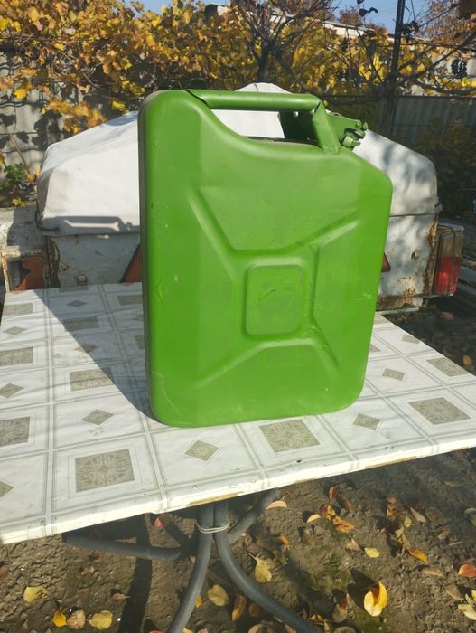 Продам каністру 20 літрів