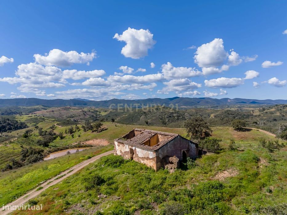 Terreno de 11,4 hectares com ruínas e projetos aprovados – Odemira (Pe