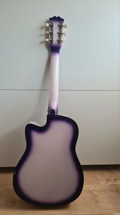 Fioletowa gitara akustyczna