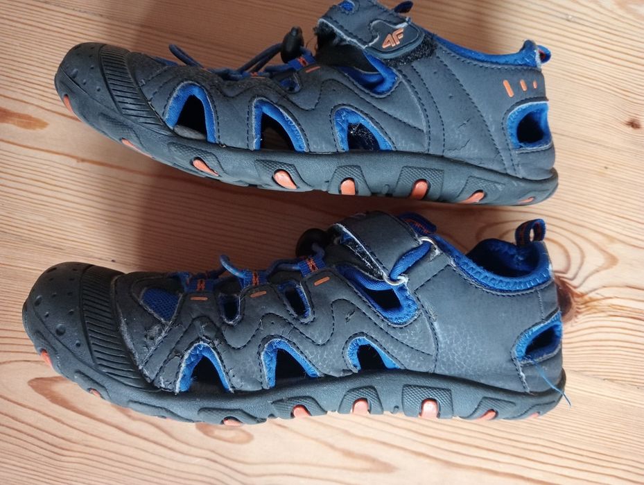 Sandały 4F rozmiar 36 kryte pełne