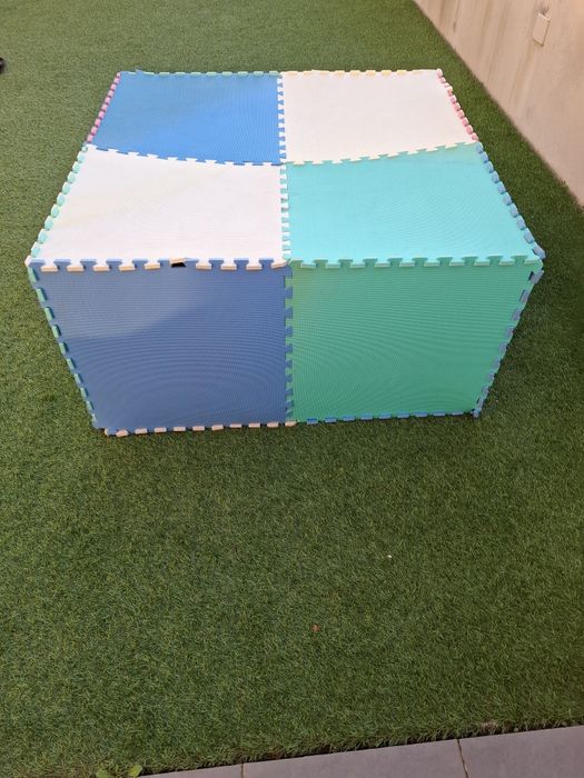 16 mosaicos  que compõem um  tapete, com 59cm cada