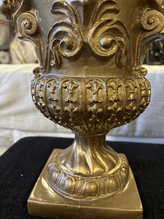 Par de jarras douradas com figuras de anjos com 45cm de altura