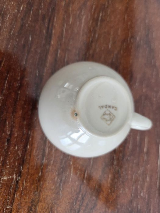 4 chávenas de café e 6 pires Candal
