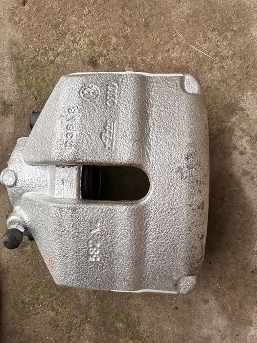 1K0615124E Суппорт передній RH Audi TT A3 A1 VW Golf Jetta B6 B7 EOS