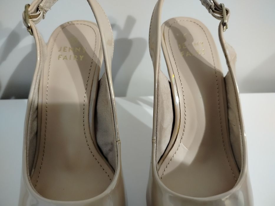 Lakierowane buty damskie na obcasie