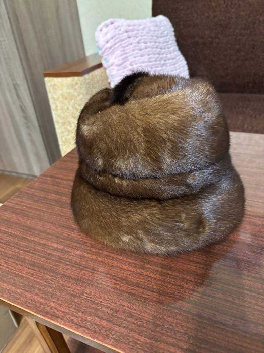 Хутряна жіноча шапка