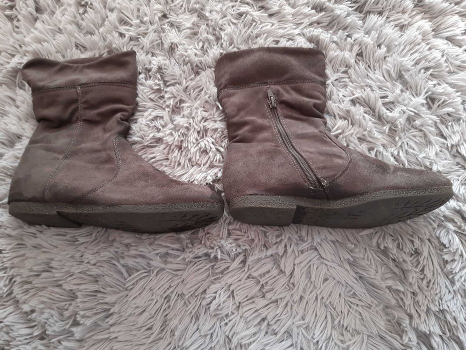 Płaskie, szare, zamszowe kozaki Graceland