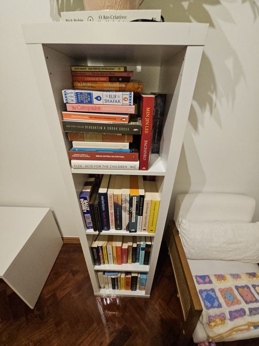 Estante branca quatro cubos Ikea  Kallax