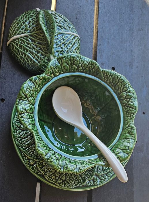 Conjunto de loiças de cor verde. Para colocar sopas ou outras