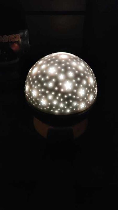 Projektor gwiazd, księżyca i nieba – obrotowa lampka nocna dla dzieci