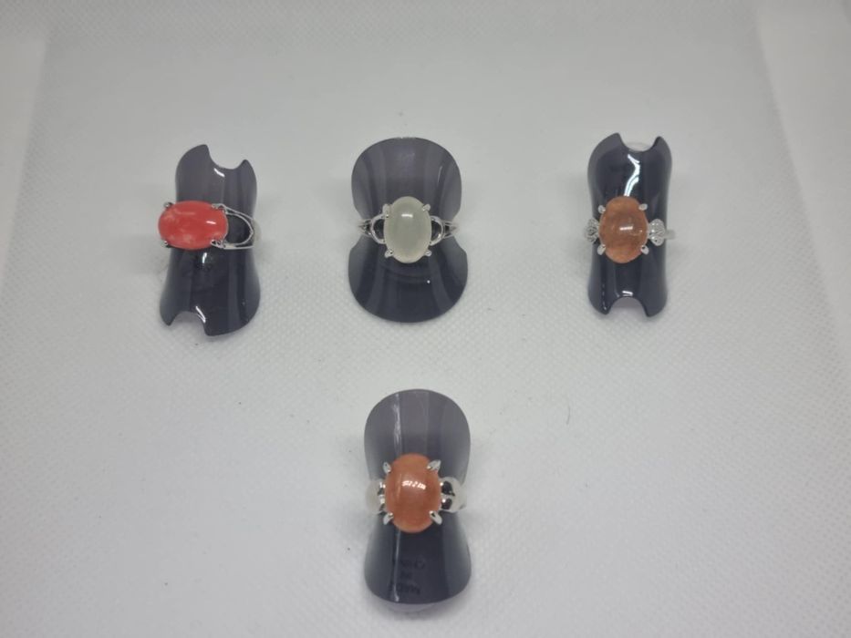 Anéis com pedras muito lindos