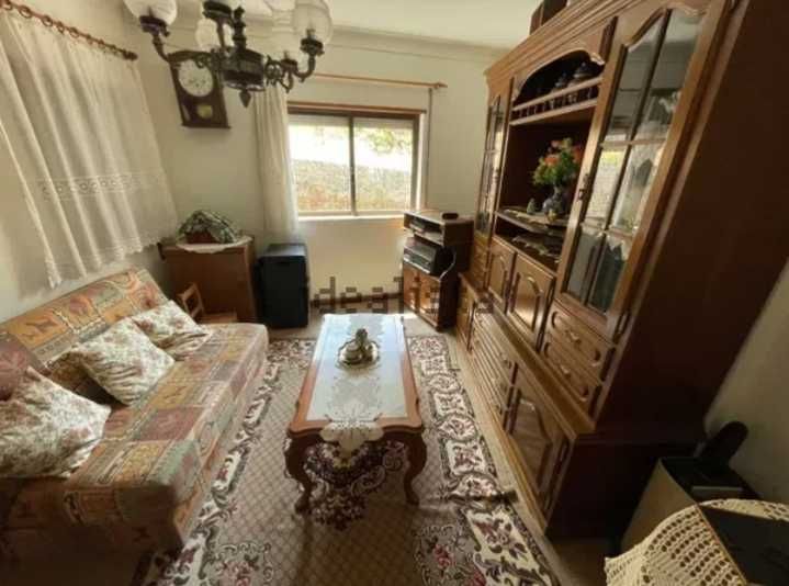 Gouveia-Guarda                                               vVendo sala completa em madeira