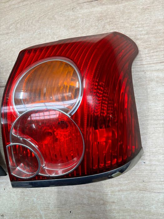 Lampa tylna lewa prawa Toyota Avensis T25 lift