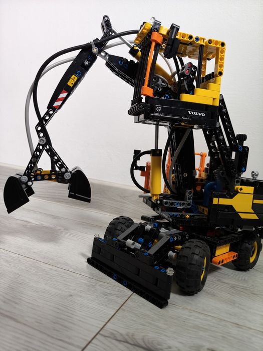 Koparka LEGO technic 42053 Volvo EW160E