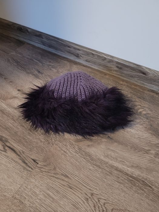 Zimowa czapka z futerkiem