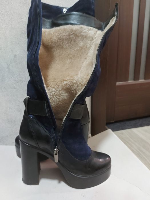 Чоботи з натуральної шкіри та замша.