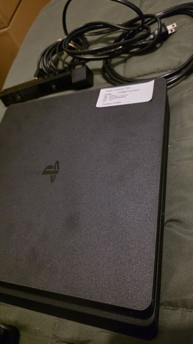 Playstation 4 slim 1TB c/ 2 comandos e PScamera
