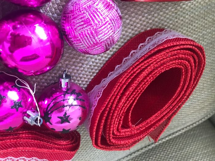 Bolas, enfeites e castiçais de Natal