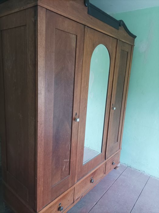 Szafa z nóżkami w stylu bum feet